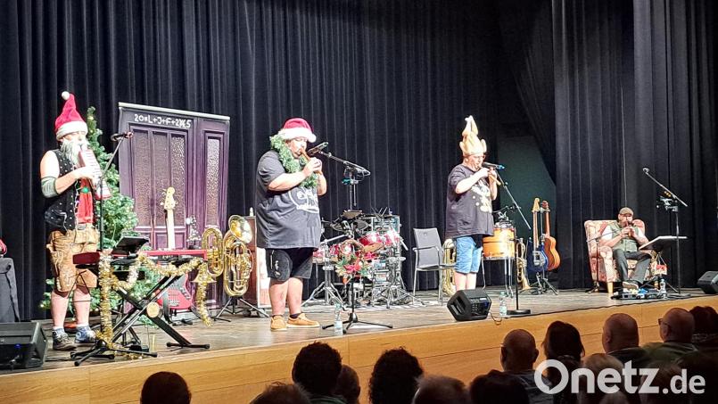 Seppe Geiger, Matthias Meier, Thomas Hantke und Florian Kuchler (von links) begeisterten als Kabarettquartett "Da Meier und Watschnbaam" die Zuschauer in der Schwarzachtalhalle mit ihrer Weihnachte-Edition "O'ghängt is" Bild: wel