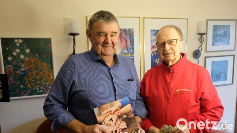 Gutes tun: Für den 76-jährigen Josef Henfling (links) ein "Credo". Schon wiederholt spendete er für die Kinderkrebshilfe. Nun waren es 350 Euro, die Henfling an Andreas Steinl, Vorstandsmitglied des Vereins der Kinderkrebshilfe Oberpfalz-Nord, überreichte. Bild: Robert Dotzauer