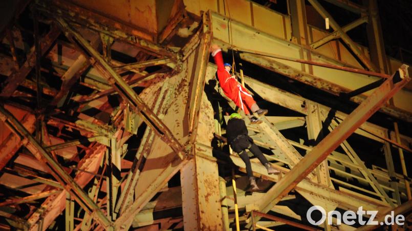 Nikolaus und Krampus seilten sich an beiden Tagen vom Hochofen ab und brachten Süßigkeiten mit. Bild: ge