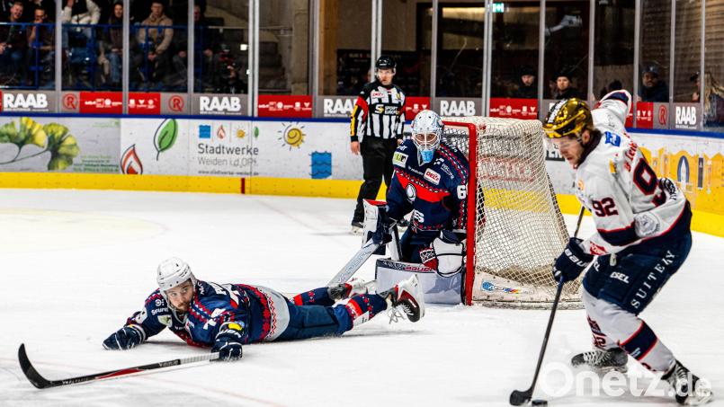 Calvin Pokorny (liegend) mit vollem Einsatz gegen den Ravensburger Goldhelm Mark Rassel. Die Blue Devils Weiden verloren ihr Heimspiel gegen die Towerstars am Sonntagabend mit 0:2. Bild: Elke Englmaier