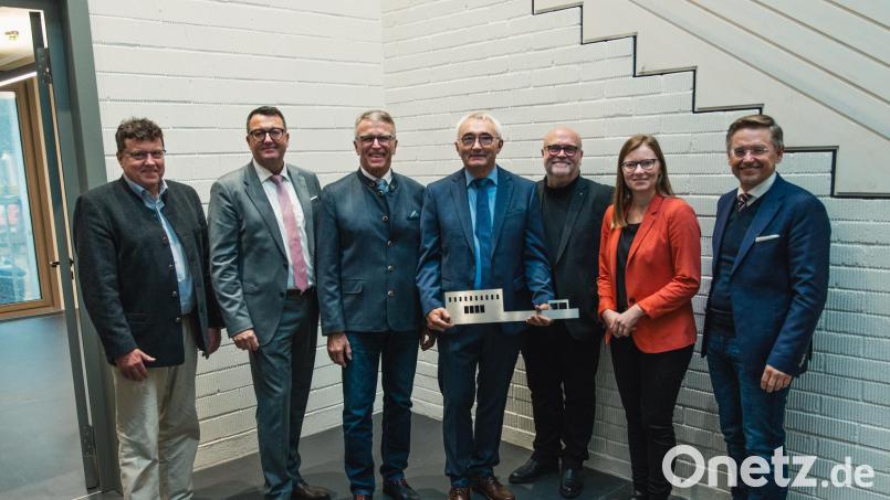 Freuten sich über den baldigen Einzug: (v.l.) Georg Guggenberger (ALE Oberpfalz), Roland Spiller (Leiter Bayerische Verwaltung für Ländliche Entwicklung), Franz Stahl (1. Bürgermeister Stadt Tirschenreuth), Georg Braunreuther (VLE Oberpfalz), Architekt Peter Brückner, MdL Nicole Bäumler sowie MdL Tobias Reiß Bild: David Rieß, ALE Oberpfalz