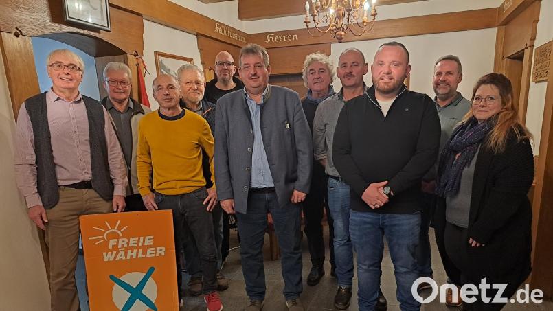 Bürgermeister Reinhard Kreuzer (Mitte) ist der Bürgermeisterkandidat der Freien Wählergemeinschaft Schönsee und Umgebung, die auch mit einer starken Truppe für den Stadtrat antritt. Nicht mehr dabei sind Andreas Hopfner (links) und Thomas Schiller (dritter von links) Bild: wel