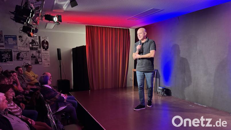 Der Mainzer Comedian Frank Fischer nahm sein Publikum mit auf die Reise durch „Gagaland“. Bild: mgo