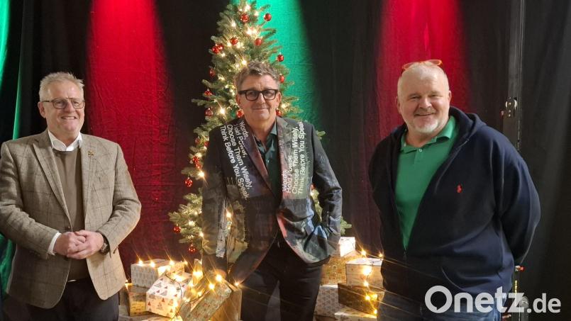 "Weiße Weihnacht" heißt das Programm, mit dem der Schauspieler Hans Sigl (Mitte) nach Schwandorf kam. Das Bild zeigt ihn vorher mit OB Andreas Feller (links) und Michael Gradl (rechts) vom Musik- und Kulturverein Oberpfalz. Während des Auftritts waren keine Pressefotos mit Sigl gestattet. Bild: jua