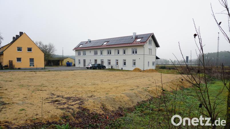 Neben dem Bahnhof in Freihöls soll der neue Kinderspielplatz entstehen. Durch Sandaufschüttungen wurde der Unterbau bereits vorbereitet. Bild: nib