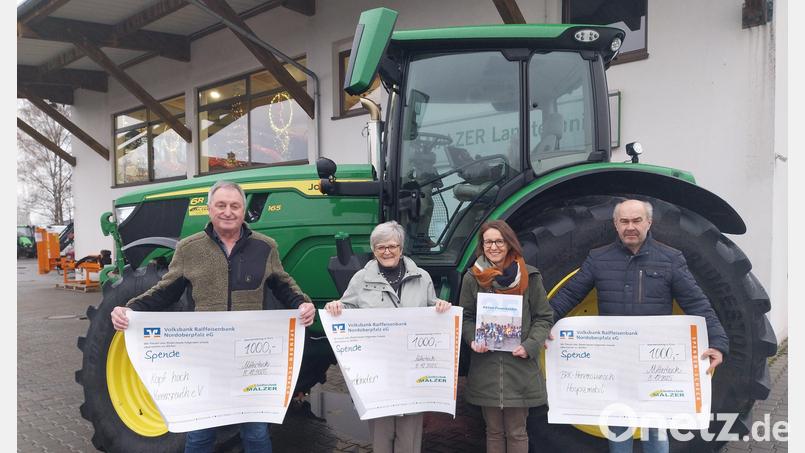 Edgar Wenisch, Annemarie Schraml und das Inhaber-Ehepaar Karin und Bernd Riedel (von links) zeigen mit symbolischen Schecks, wie hoch die Weihnachtsspende ist. Bild: Malzer Landtechnik