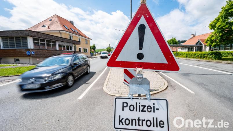 Die Grenzpolizei Selb entdeckte bei Kontrollen in Selb und Thiersheim verbotene Waffen. Es wurden Strafverfahren eingeleitet. Symbolbild: Silas Stein/dpa