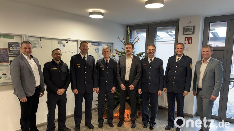 Bei der Polizei in Amberg gibt es Veränderungen in der Führungsriege. Von links: Polizeidirektor Kiener, Polizeidirektor Jürgen Dodell, Polizeirat Bernd Groß, Polizeioberrat Günther Grießhammer, Erster Polizeihauptkommissar Peter Krämer, Erster Polizeihauptkommissar Reiner Wiedenbauer, Polizeivizepräsident Robert Fuchs, Kriminaloberrat Tobias Mattes. Bild: Polizeipräsidium Oberpfalz