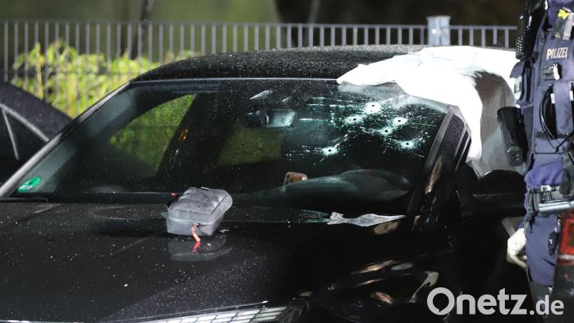 Durch die Windschutzscheibe wurden Schüsse auf einen Mann abgegeben. Bild: Sascha Thelen/dpa