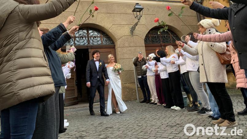 Viele Freunde und Kollegen standen bei dem Paar Spalier: Sabrina und Robert Winkler heirateten am Samstag, 20. Dezember, im Amberger Rathaus. Bild: roa