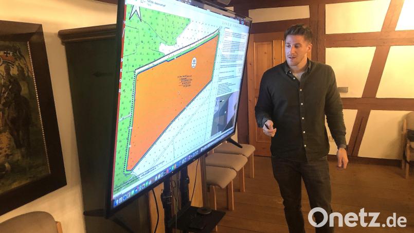 Gast in der Marktratssitzung in Falkenberg war Robert Kern vom in Kronach ansässigen Planungsbüro IVS. Bild: Werner Robl