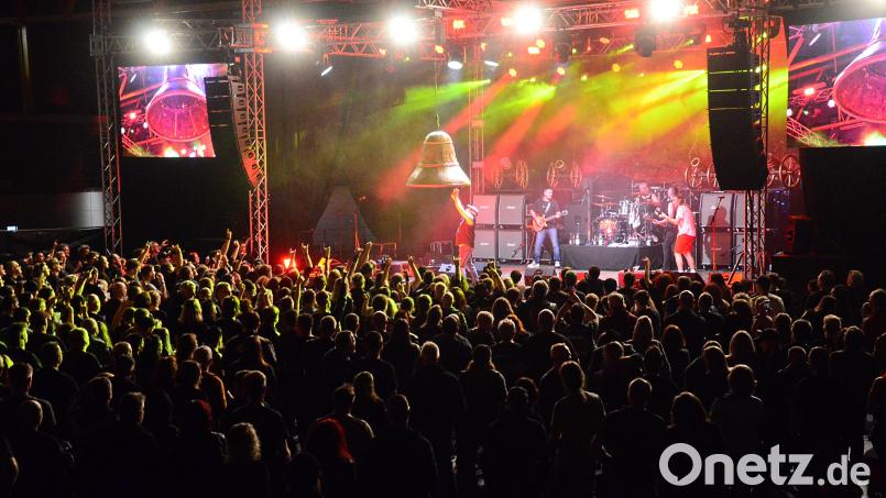 "Hells Bells" und knapp tausend Musikfans sehen gebannt zu. Bild: Kunz