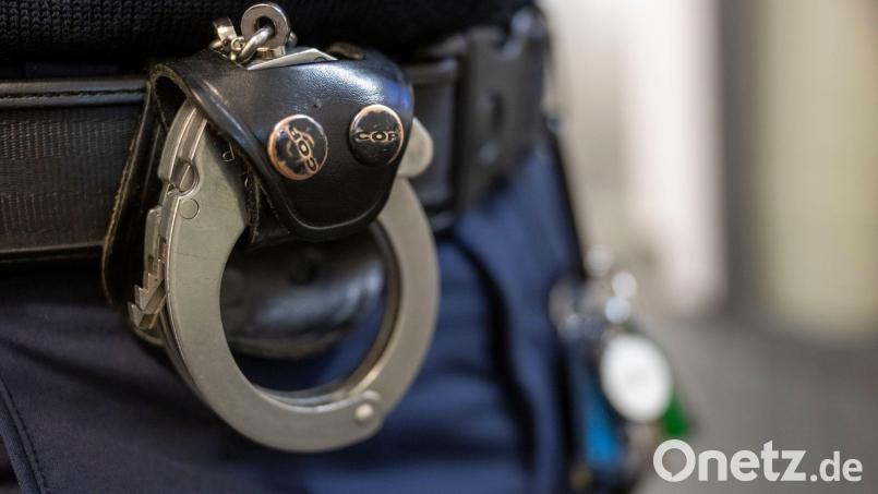 Die Polizei nimmt den Mann am Tatort fest. (Symbolbild) Bild: Peter Kneffel/dpa