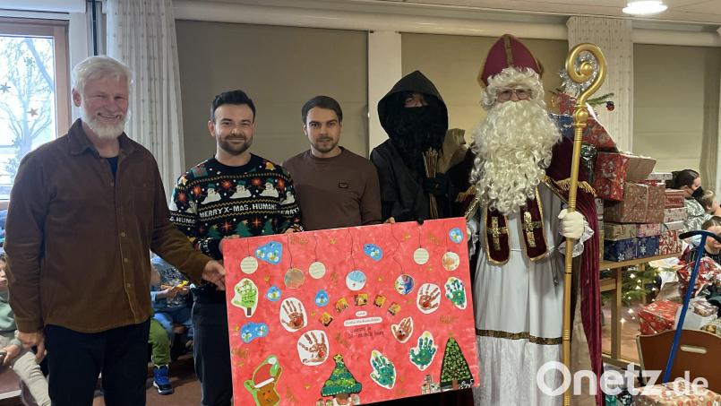 Die Übergabe der Geschenke der Siemens-Mitarbeiter an die Lebenshilfe Amberg-Sulzbach (von links): Michael Schuierer, Schulleitung Lebenshilfe Amberg-Sulzbach, Alexander Krause, Martin Fröhlich (beide Siemens) begleitet von Knecht Ruprecht und dem Nikolaus. Bild: Sophie Butz