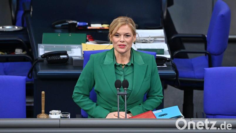 Bundestagspräsidentin Klöckner backt in einem Weihnachtsvideo Kuppelkekse. (Archivbild) Bild: Elisa Schu/dpa