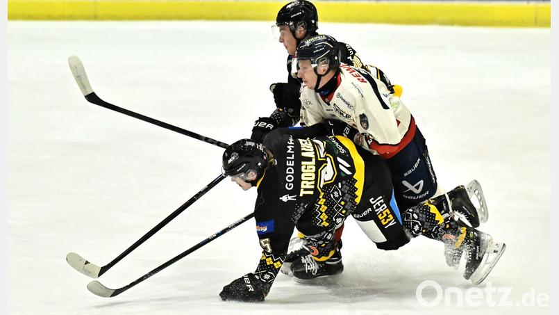 Nico Troglauer (unten) und Kilian Mühlpointner (oben) vom ERSC Amberg halten ihren Ulmer Gegenspieler von der Scheibe fern. Bild: Hubert Ziegler