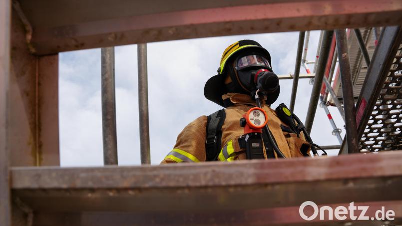 Atemschutz ist beim Einsatz der Feuerwehren unverzichtbar. Die Marktgemeinde Luhe-Wildenau kauft für 26.700 Euro neue Atemschutzgeräte für die Feuerwehr Oberwildenau. Für die alten, 25 Jahre alt, gibt es keine Druckminderer mehr im Austausch. Archivbild: sbö