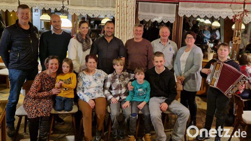 Die Kinder, Enkel, Urenkel und Vertreter der Marktgemeinde, darunter Bürgermeister Reiner Gäb, gratulierten Maria Gollwitzer (Bildmitte) zum 90. Geburtstag. Für die Musik sorgte der 12-jährige Josef Novak. Bild: gz