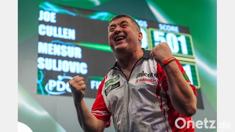 Trotz der Anfeindungen durch den Gegner: Der für die Dartfreunde Eslarn spielende Mensur Suljovic freut sich über den Drittrundeneinzug bei der Darts-WM. Bild: Bradley Collyer/PA Wire/dpa