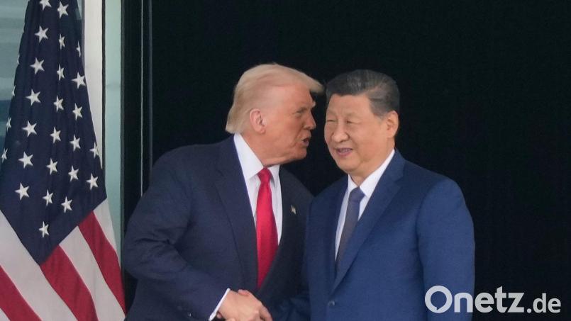 Die USA und China rivalisieren um die globale Vormacht. Für Bayerns Industrie ist die Wirtschaftspolitik beider Großmächte gleichermaßen unerfreulich. (Symbolbild) Bild: Mark Schiefelbein/AP/dpa