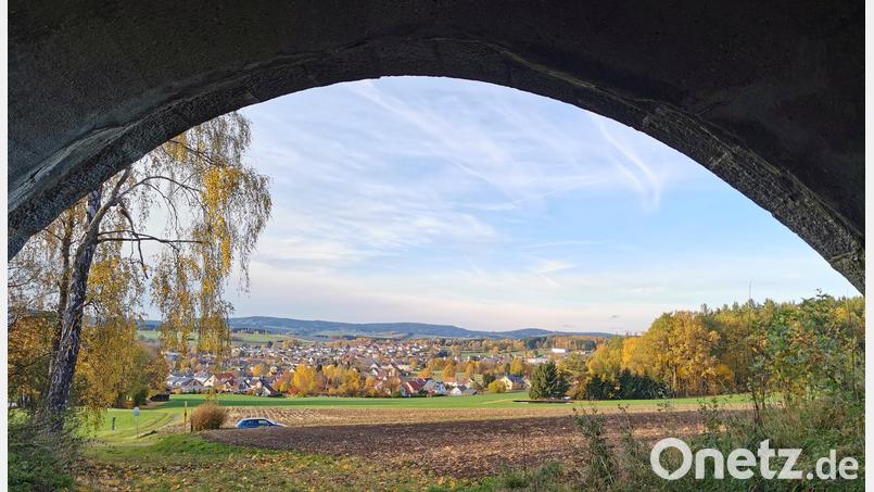 Am Wanderweg zum Johannisberg eröffnet sich bei der Bogenbrücke ein Panoramablick auf Oberviechtach. Bild: Portner