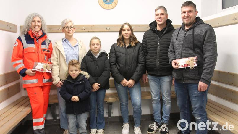 Über eine Spende von Elektromeister Christian Käs (zweiter von rechts) dürfen sich die Helfer vor Ort Georgenberg und die DJK Neukirchen freuen. Bild: Johannes Haider