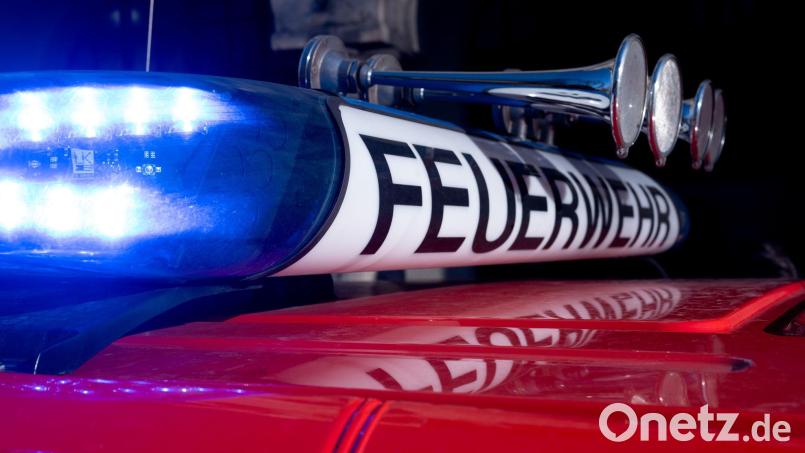 Die Feuerwehr holt einen Mann mit lebensbedrohlichen Verletzungen aus einer Wohnung. (Symbolbild) Bild: Niklas Treppner/dpa