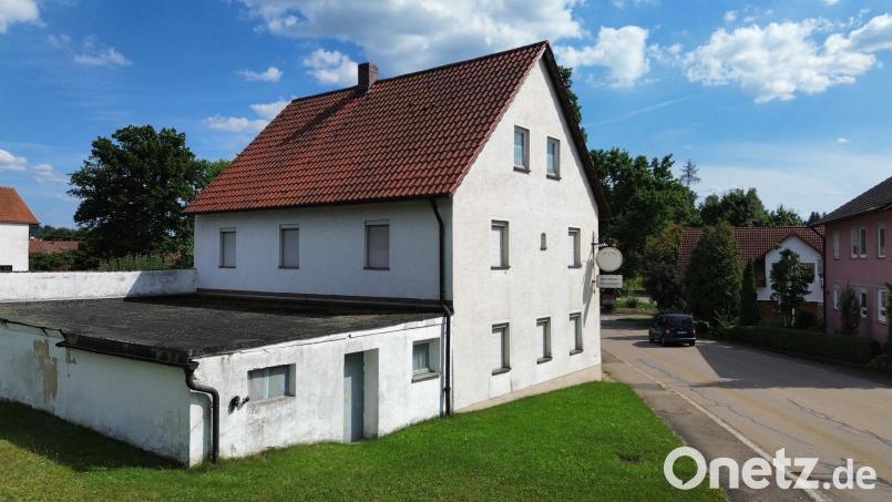 Das "Perschener Bierstüberl", direkt an der Ortsdurchfahrt von Perschen bei Nabburg, hat den Eigentümer gewechselt. Unter dem gleichen Namen soll es spätestens in zwei Jahren wiedereröffnet werden. Bild: Detlef Ehrentraut/exb