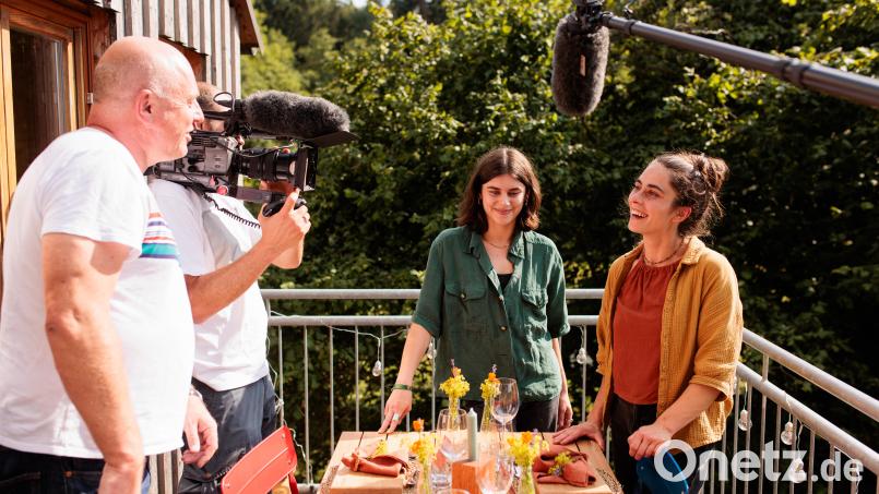 Stefanie Weig (rechts) von der Finstermühle bei Pleystein kochte in der 17. Staffel "Landfrauenküche" für die Oberpfalz auf. Hier bei den Dreharbeiten im Sommer, neben ihr ihre Schwester Sophie. Bild: Hans-Florian Hopfner