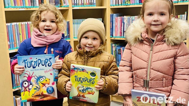 Spaß beim Lesen und Vorlesen haben Lea, Clara und Sophia (von links) bei diesen drei Kinderbüchern, die es in der Bücherei Gleiritsch zum Ausleihen gibt. Bild: Franziska Schmidhuber