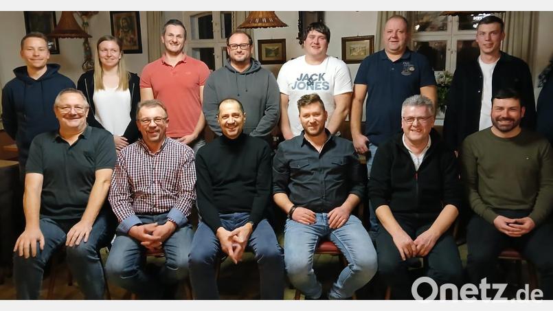Klaus Prießnitz (vorne, Dritter von links) und Thomas Zielbauer (vorne, Erster von rechts) stehen auf den ersten beiden Plätzen der Bürgerliste für die Marktgemeinde Moosbach. Bild: Bernhard Rom