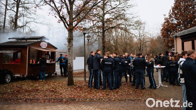 Die Studierenden der Hochschule für den öffentlichen Dienst bei der „Verkostung“ der Bratwurstsemmeln. Bild: Eva Dehling
