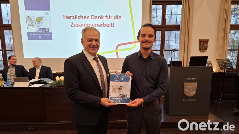 Als "Weihnachtsgeschenk" überreichte Fabian Müller (rechts) vom VGN den Nahverkehrsplan an Landrat Roland Grillmeier. Bild: esc