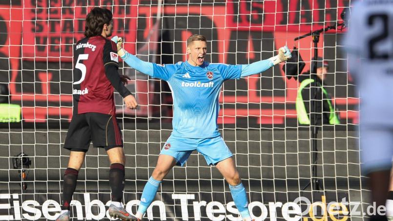 Zeigte auch gegen Hannover 96 einige starke Paraden: Torwart Jan Reichert vom 1.FC Nürnberg. Bild: Daniel Löb/dpa