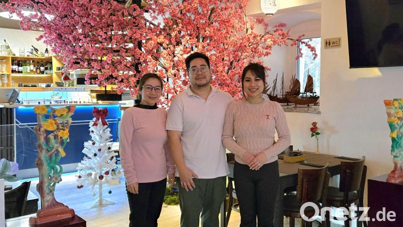 Mit der Eröffnung eines Asia-Restaurants in Tirschenreuth hat Inhaber Huynh Ngoc Vu den Sprung in die Selbstständigkeit gewagt. Unterstützt wird er unter anderem von seiner Ehefrau Le Thi Hong Hien (rechts) und seiner Tante Nguyen Thuc Quyen. Bild: lnz
