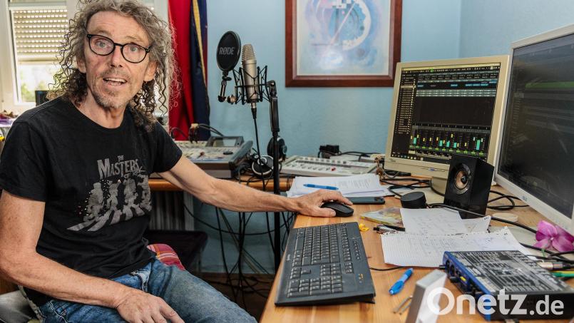 Am PC erarbeitet Eddy Gabler seine Nummern: "Ich hab mittlerweile Material für zwei Alben." Bild: Hösamer