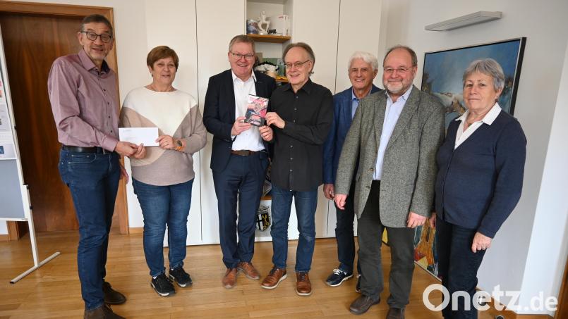Spendenübergabe an die Amberger Chorgemeinschaft mit Oberbürgermeister Michael Cerny (Dritter von links) im Rathaus. Bild: Simon Hauck, Stadt Amberg