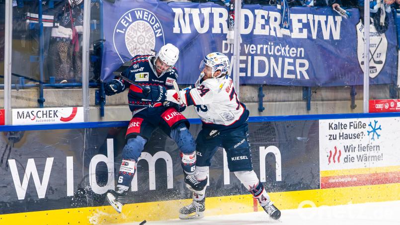 Manuel Edfelder (links) kassiert in dieser Situation einen harten Check von Louis Latta. Am Einsatz mangelte es den Blue Devils Weiden bei der 0:2-Heimniederlage gegen die Ravensburg Towerstars nicht. Bild: Elke Englmaier