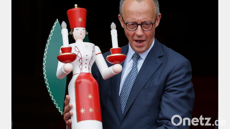 Kanzler Friedrich Merz (CDU) feiert mit Gattin, Kindern und Enkelkindern ganz traditionell Weihnachten. (Archivbild) Bild: Jan Woitas/dpa