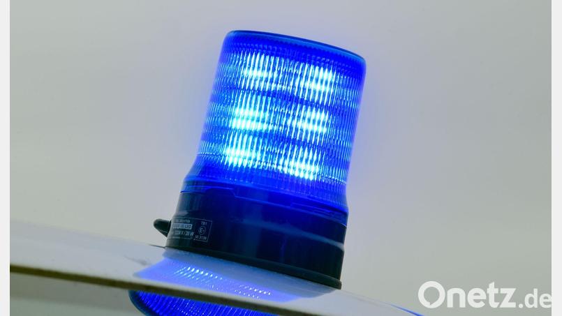 Die Grenzpolizei stoppt einen Autofahrer mit 13 Kilogramm Feuerwerkskörpern im Kofferraum. Symbolbild: Patrick Pleul/dpa