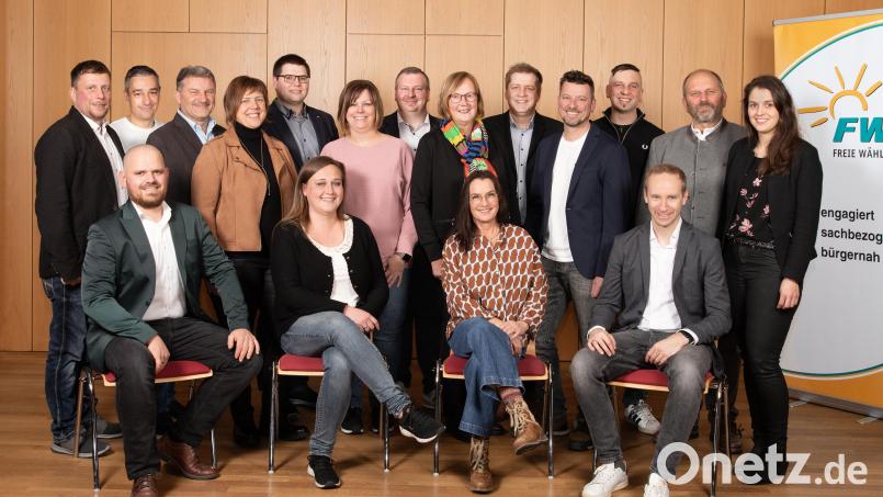 Kandidaten der Freien Wähler Störnstein mit Vorsitzendem Johann Confal (stehend, Dritter von links), Fraktionssprecher Hubert Meiler (stehend, Zweiter von rechts) und Kreisvorsitzender Gabriela Bäumler (stehend, Sechste von links). Bild: Freie Wähler Störnstein
