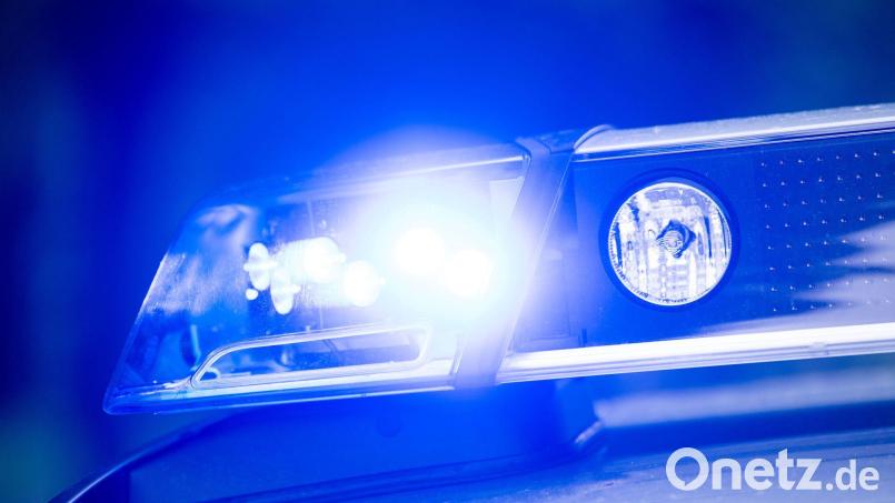 Die Polizei nimmt den Mann mit auf die Dienststelle. (Symbolbild) Bild: Lino Mirgeler/dpa