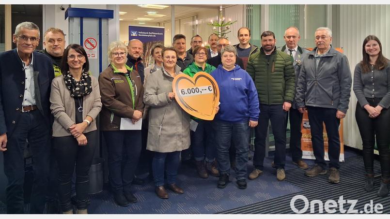 Kurz vor Weihnachten beschert die Volksbank Raiffeisenbank Nordoberpfalz in Waidhaus Vereine und Organisationen der Marktgemeinde Waidhaus mit einer Spende von insgesamt 6.000 Euro. Bild: Volksbank Raiffeisenbank Nordoberpfalz