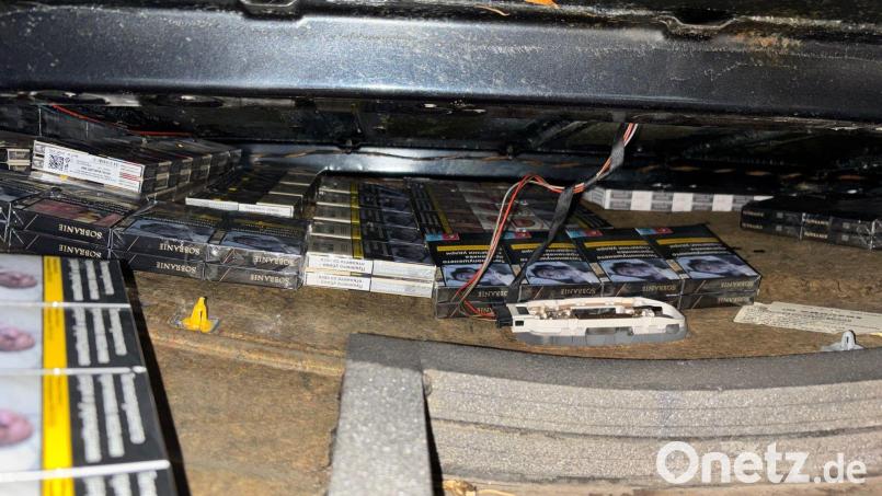 Zollbeamte aus Furth im Wald entdecken bei einer Kontrolle auf der A3 über 13.000 unversteuerte Zigaretten. Zwei Personen stehen im Verdacht der Steuerhinterziehung. Bild: Hauptzollamt Regensburg