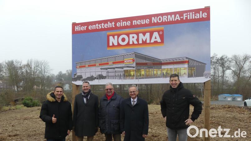 Eschenbach bekommt einen neuen Discounter – inklusive Metzgerei und Bäckerei. Die Bürgermeister Marcus Gradl, Thomas Riedl und Udo Müller sowie Herbert Zangl und Patrick Kutzer (von links) stellten das Projekt vor wenigen Tagen vor. Bild: rn
