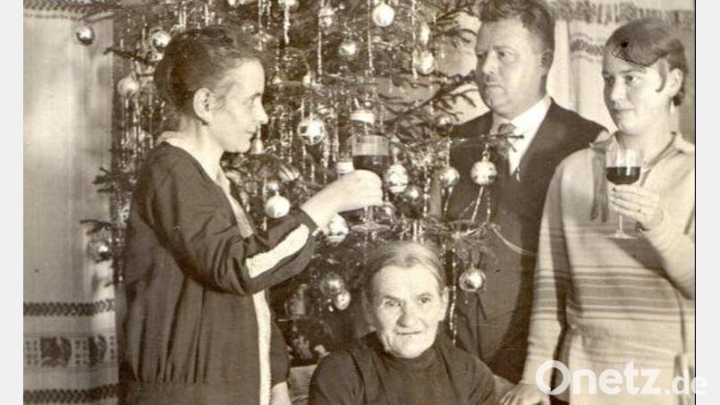 Wegen der etwas strengen Blicke wirken die Personen auf Bildern um die Jahrhundertwende oft streng: Hier eine Familienaufnahme vor dem geschmückten Christbaum an Weihnachten 1930. Bild: Archiv Klaus Haußmann