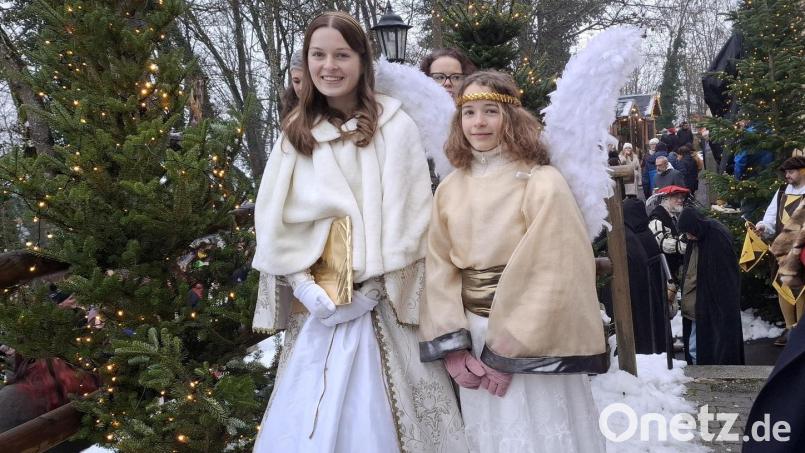 Luca-Anna Hanauer aus Oberviechtach (links) ist seit drei Jahren das Christkind auf dem Weihnachtsmarkt Schloss Guteneck. Unterstützt wird sie von ihrer Schwester Seraphina als Engelchen. Bild: jua