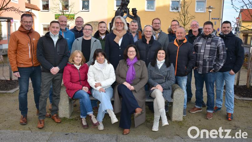 Mit dieser Mannschaft tritt die Wählergemeinschaft „Zukunft Stadt Mitterteich“ für die Kommunalwahlen im März kommenden Jahres an. An der Spitze steht Bürgermeisterkandidat Wolfgang Karbstein (stehend Mitte mit Schal). Die Wählergemeinschaft geht mit ehrgeizigen Zielen in die Wahl. Bild: jr