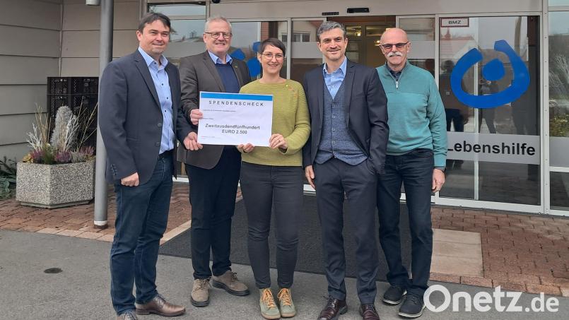 Spendenübergabe von Flachglas Wernberg an die Schwandorfer Wohnstätten. Bild: Maria Zäch