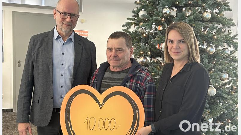 Von links: Karlheinz Weismeier, der Gewinner Manfred Raps sowie Anastasia Nerezko Bild: Volksbank Raiffeisenbank Nordoberpfalz